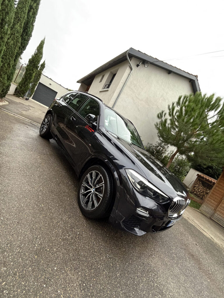 Voiture propre après un lavage extérieur réalisé à domicile à Lyon