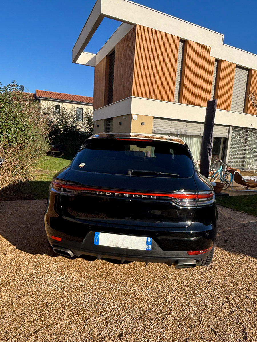 Voiture propre après un lavage complet réalisé à domicile à Lyon