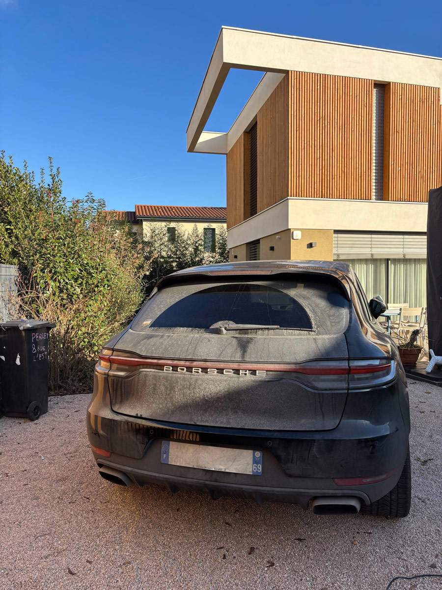 Voiture avant un lavage complet réalisé à domicile à Lyon