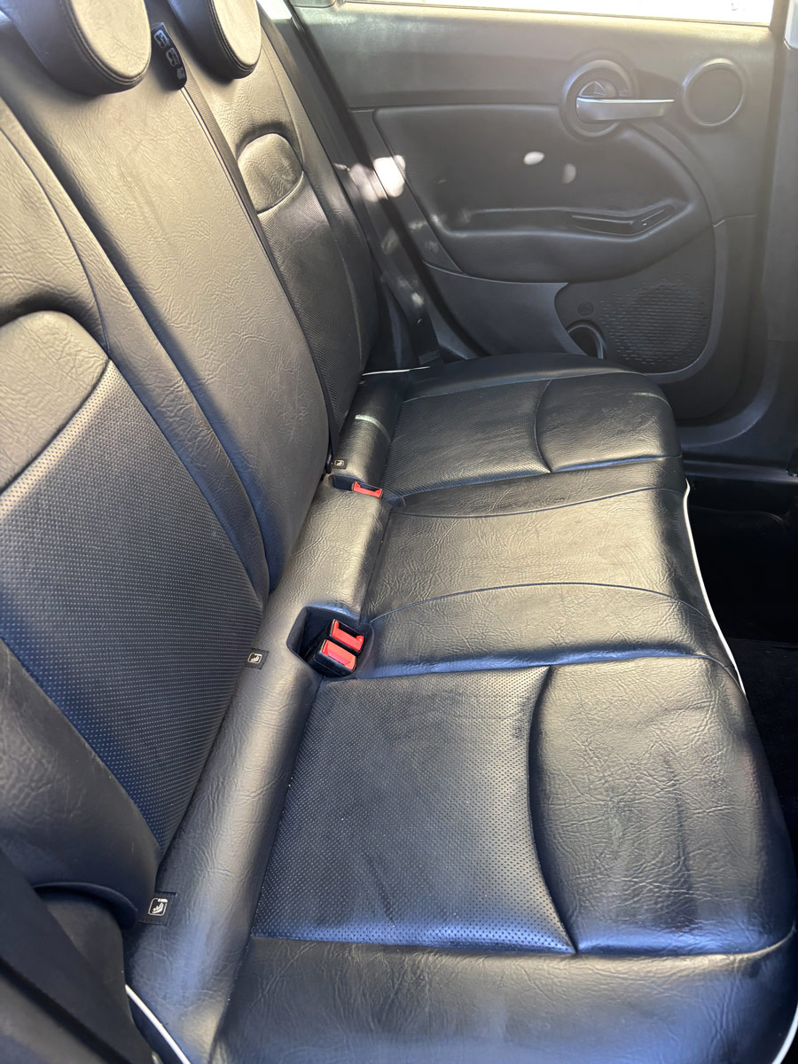 Banquette arrière en cuir nettoyée après une prestation de nettoyage intérieur à domicile à Lyon