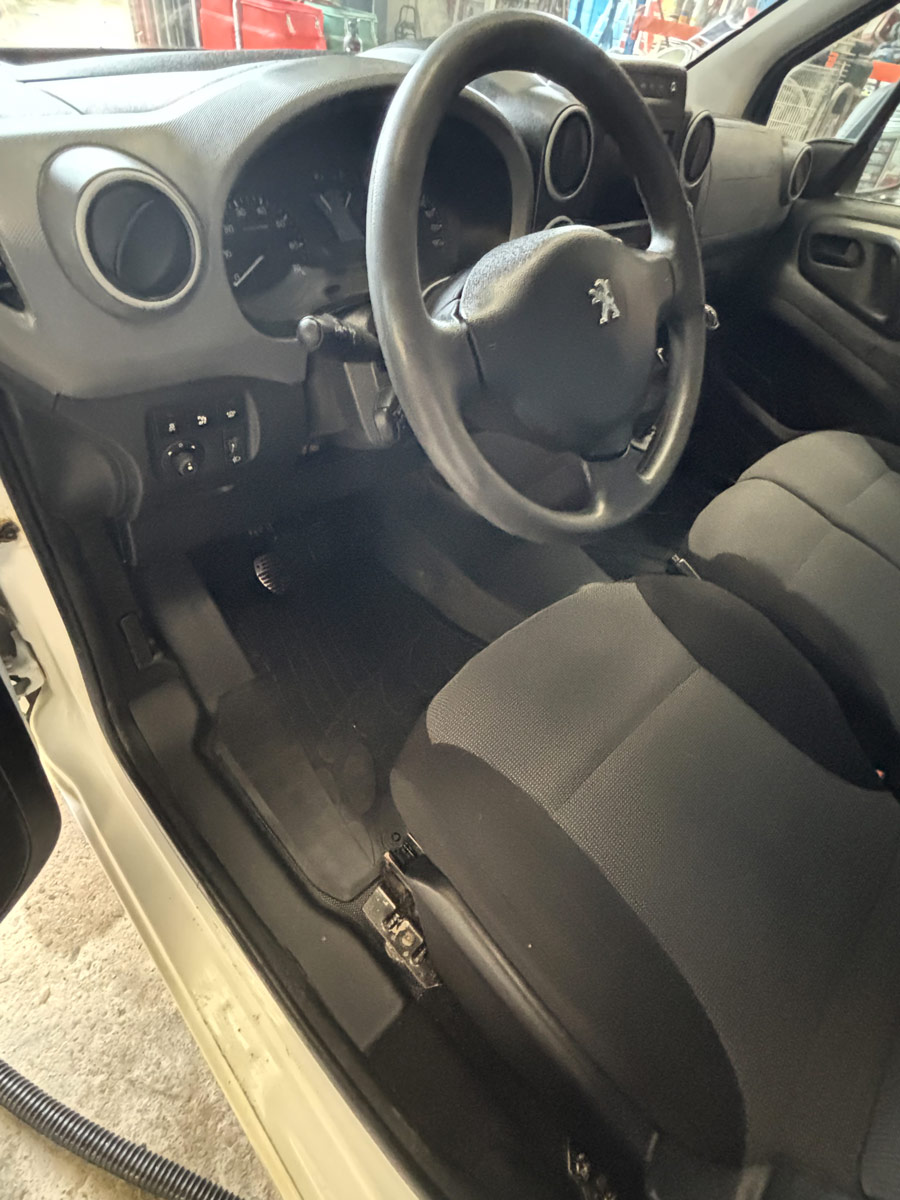Intérieur de voiture Peugeot propre après nettoyage automobile à Lyon
