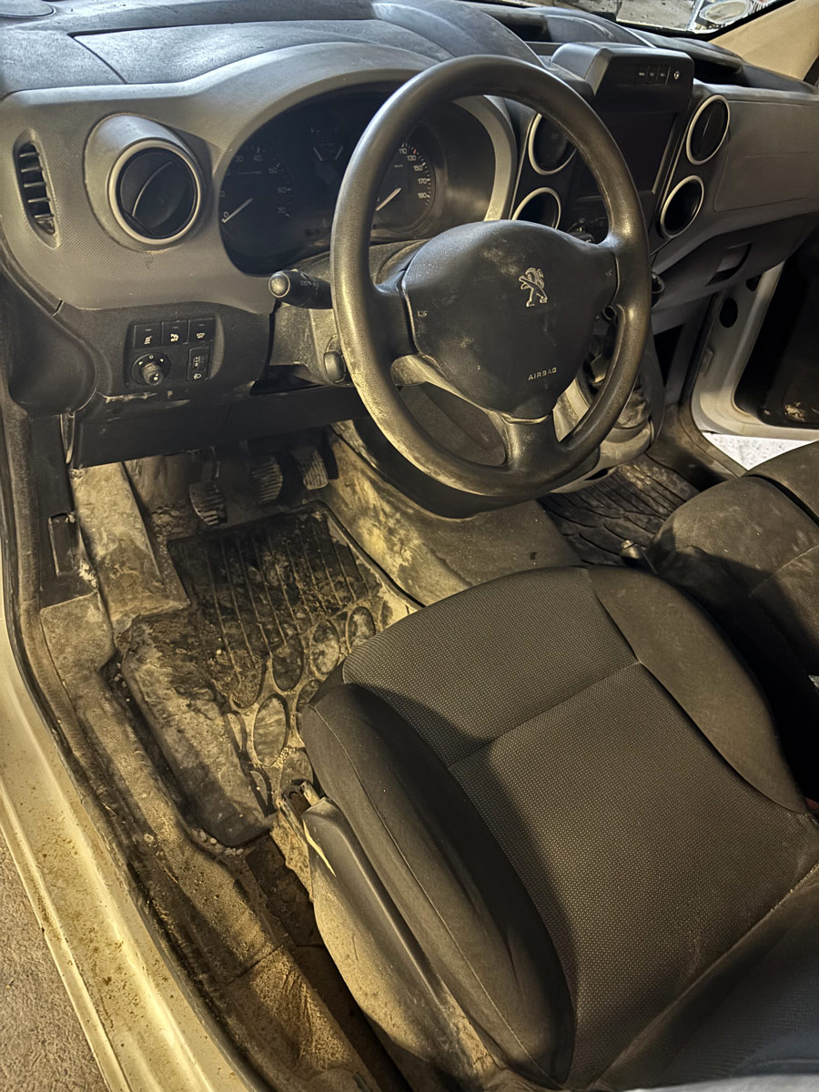 Intérieur de voiture Peugeot sale avant nettoyage automobile à Lyon
