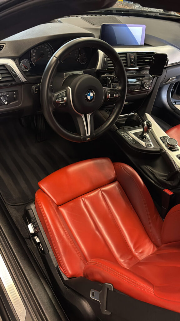 Poste de conduite BMW après nettoyage intérieur professionnel à Lyon