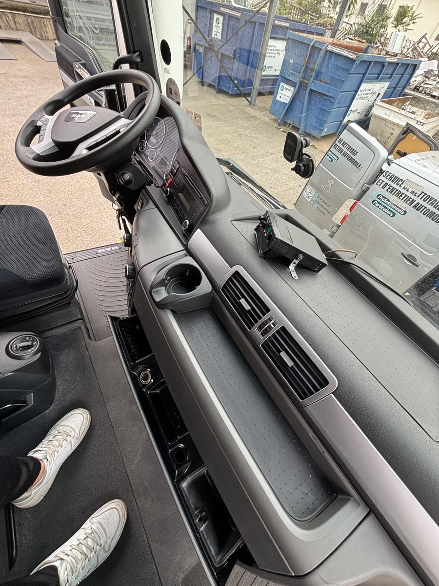Plage avant et tableau de bord d’un véhicule nettoyés après intervention professionnelle à Lyon