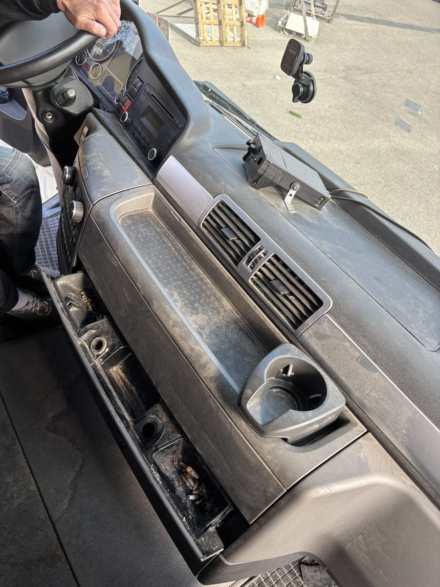 Plage avant et tableau de bord d’un véhicule avant nettoyage professionnel à Lyon
