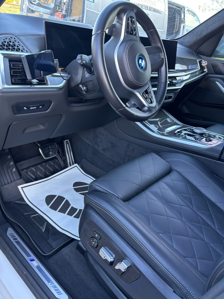 Poste de conduite de voiture propre après un nettoyage intérieur à domicile à Lyon