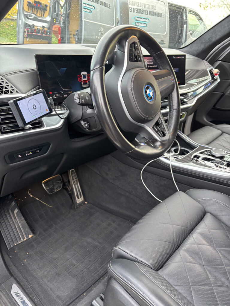 Poste de conduite de voiture avant nettoyage intérieur à domicile à Lyon