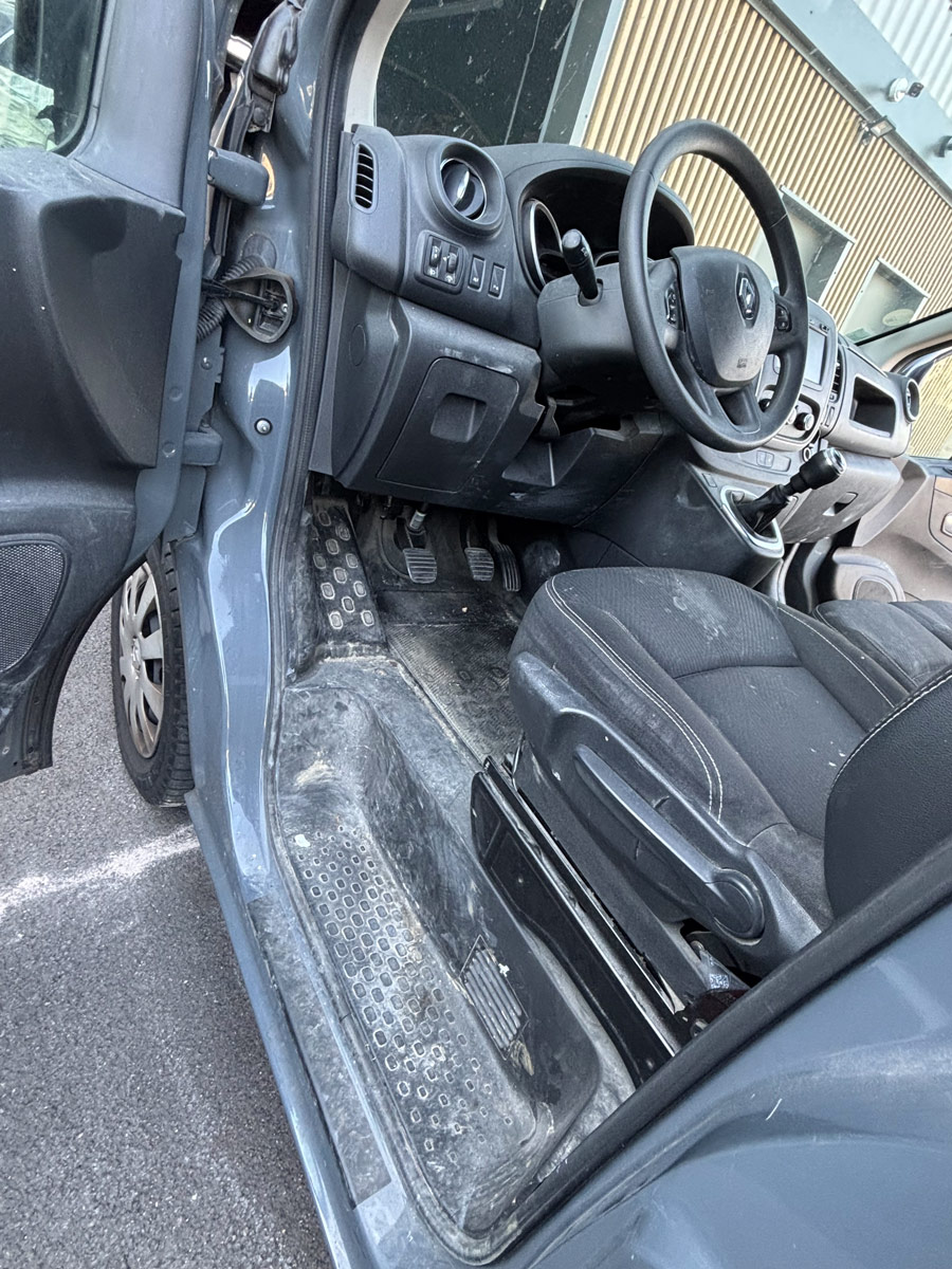 Siège conducteur d’un véhicule Renault avant nettoyage intérieur professionnel à Lyon