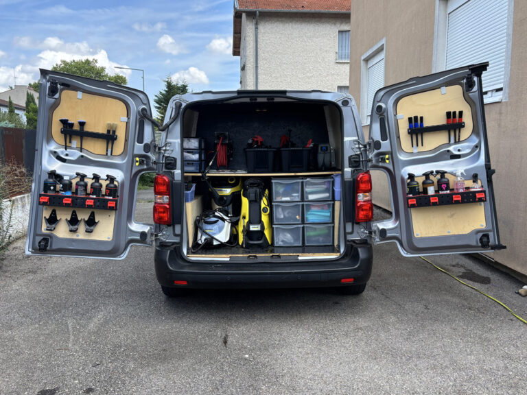 Véhicule d’intervention Maud’Auto équipé pour le nettoyage automobile à domicile à Lyon