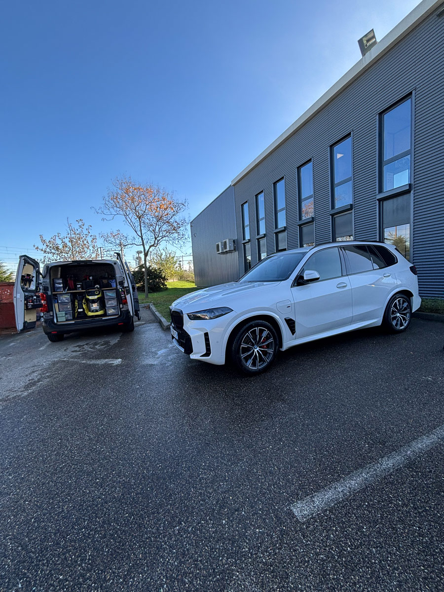 Voiture propre après un nettoyage extérieur à domicile à Lyon